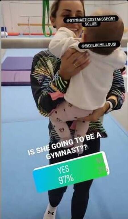 Λευτέρης Πετρούνιας: Αγκαλιά με την κόρη του δίπλα στο χριστουγεννιάτικο δέντρο