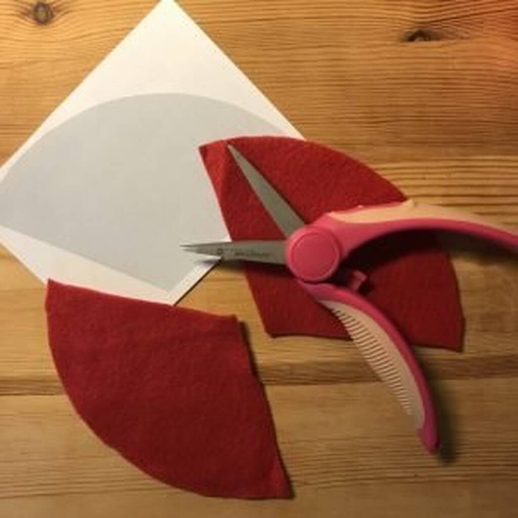 Κόψτε την κόκκινη τσόχα ή το κόκκινο χαρτόνι (ό,τι έχετε) όπως βλέπετε στην παραπάνω φωτογραφία. / Πηγή φωτογραφίας: bowdabra.com 