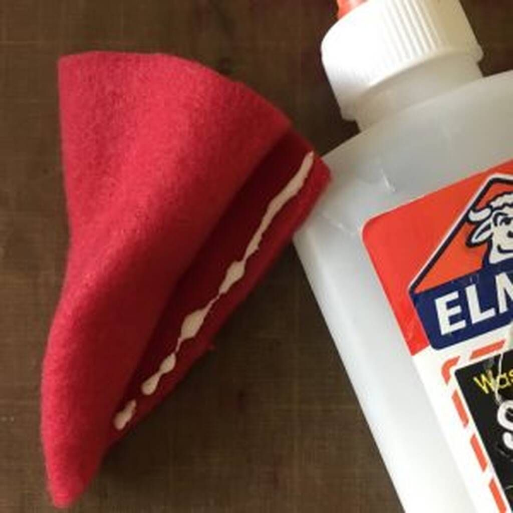 Με το κάθε κομμάτι φτιάξτε και από ένα σκουφάκι για τον Άγιο Βασίλη. Χρησιμοποιήστε την κόλλα για να κολλήσετε τις δύο άκρωες της τσόχας ή του χαρτονιού. / Πηγή φωτογραφίας: bowdabra.com