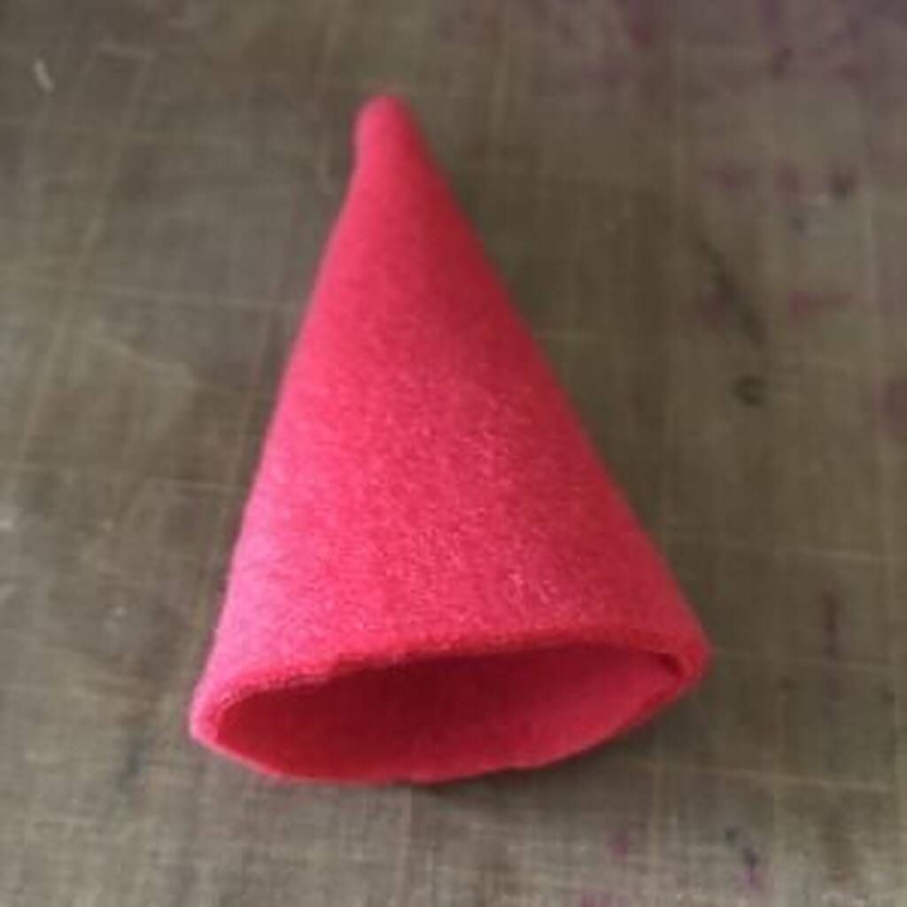 Το σκουφάκι θα πρέπει να έχει σχήμα κώνου όπως η παραπάνω φωτογραφία. / Πηγή φωτογραφίας: bowdabra.com