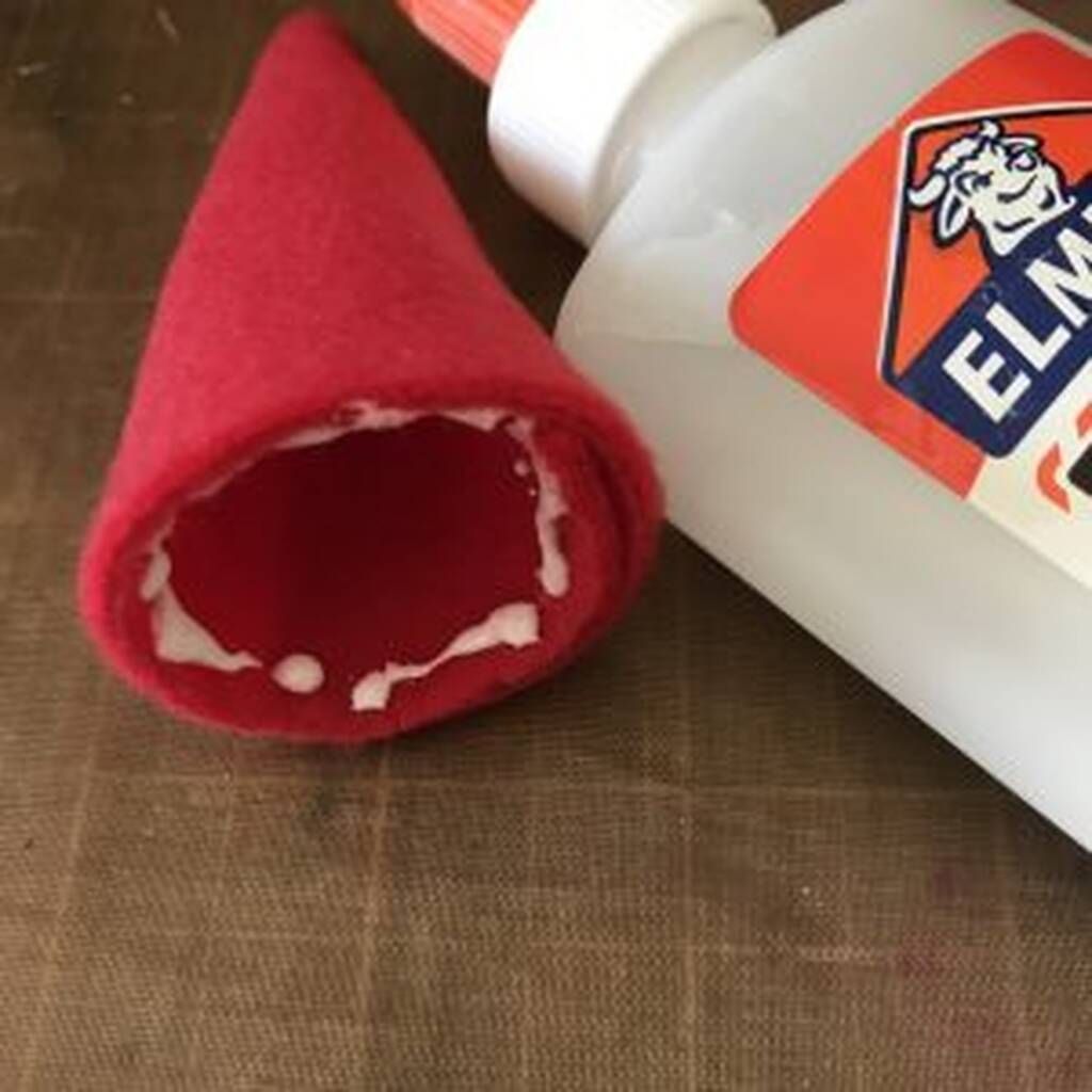 Βάτε στο κάτω μέρος, εσωτερικά λίγη υγρή κόλλα. / Πηγή φωτογραφίας: bowdabra.com