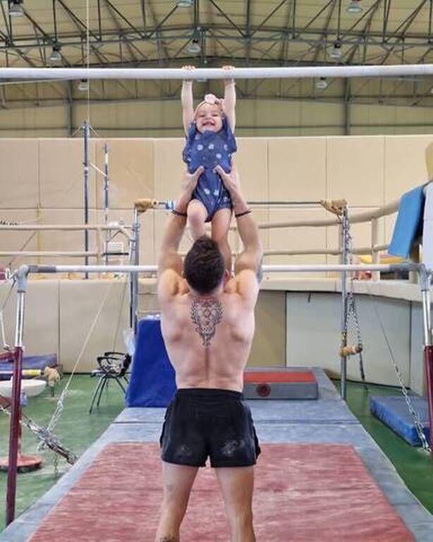 Λευτέρης Πετρούνιας: Η τρυφερή ανάρτηση με την κόρη του κάτω από το δέντρο