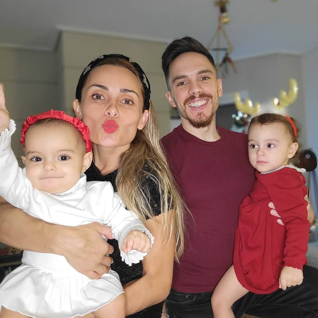 Λευτέρης Πετρούνιας: Ποζάρει με την κόρη του και η μικρή κλέβει τις εντυπώσεις με το ντύσιμό της 