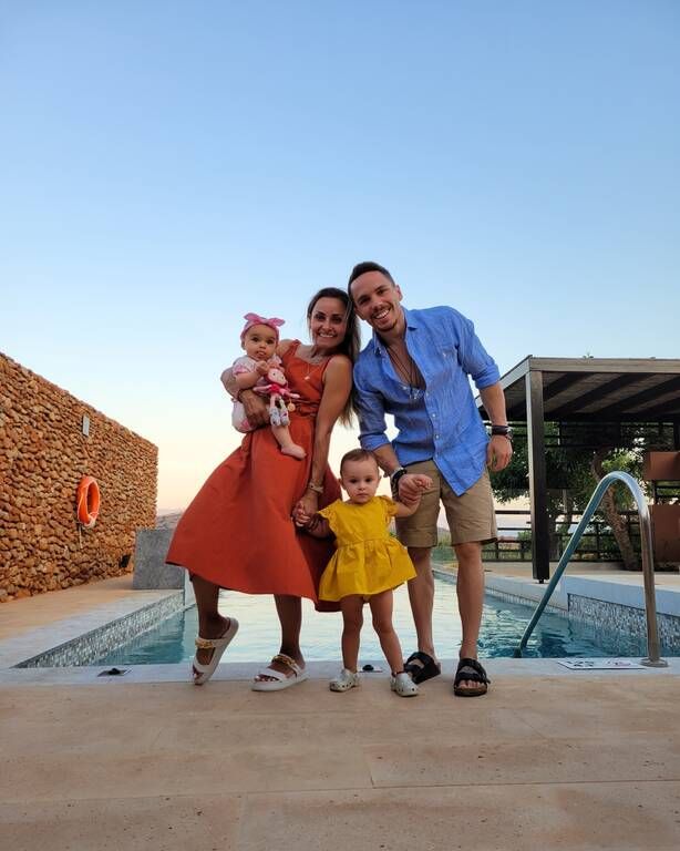 Λευτέρης Πετρούνιας: Ποζάρει με την κόρη του και η μικρή κλέβει τις εντυπώσεις με το ντύσιμό της 