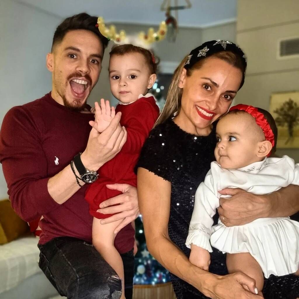 Λευτέρης Πετρούνιας: Ποζάρει με την κόρη του και η μικρή κλέβει τις εντυπώσεις με το ντύσιμό της 