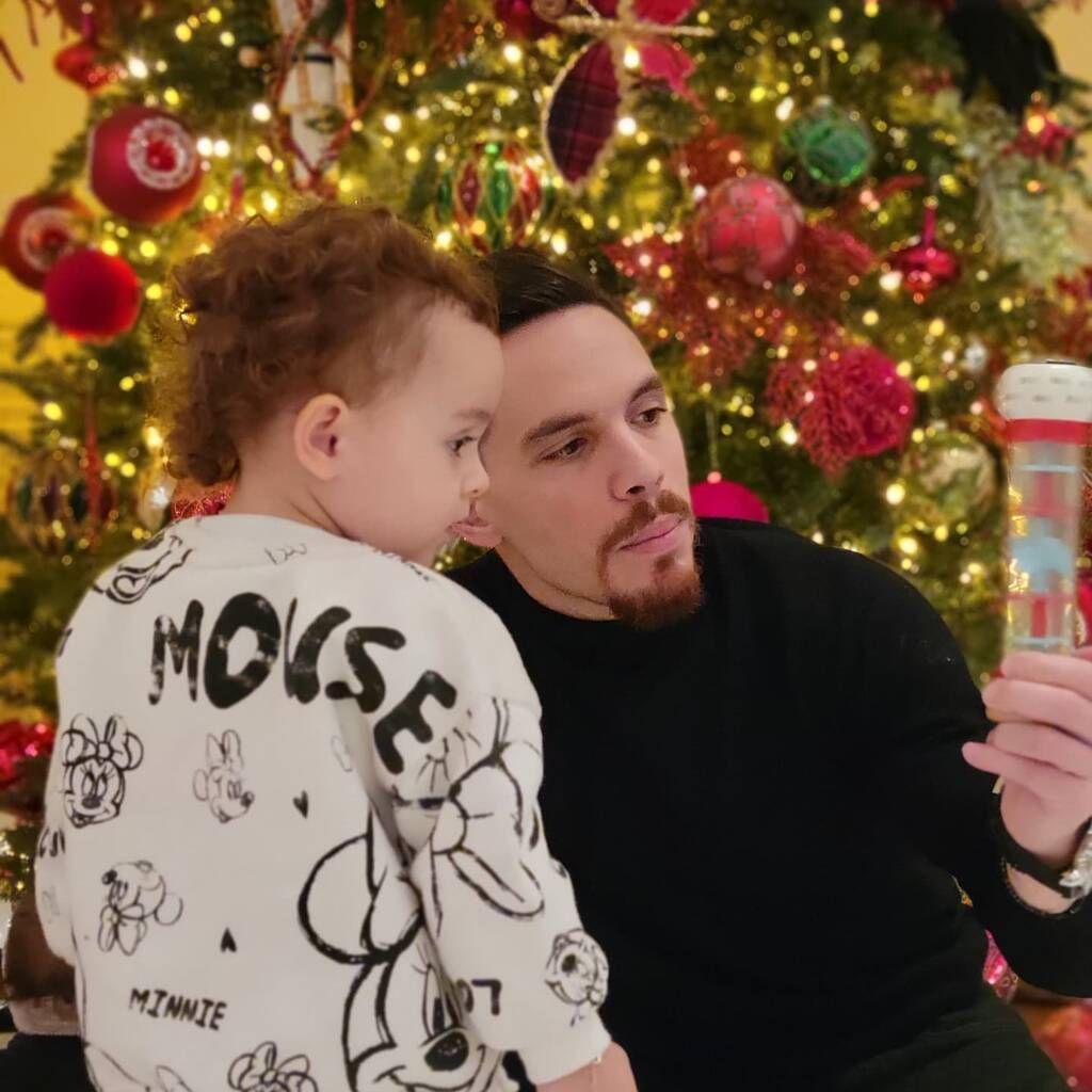 Λευτέρης Πετρούνιας: Ποζάρει με την κόρη του και η μικρή κλέβει τις εντυπώσεις με το ντύσιμό της 