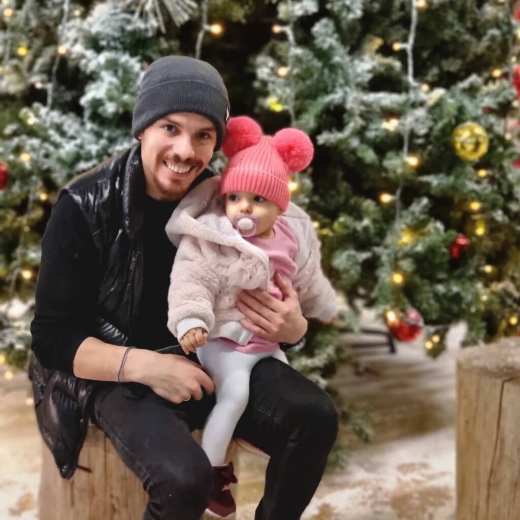 Λευτέρης Πετρούνιας: Ποζάρει με την κόρη του και η μικρή κλέβει τις εντυπώσεις με το ντύσιμό της 