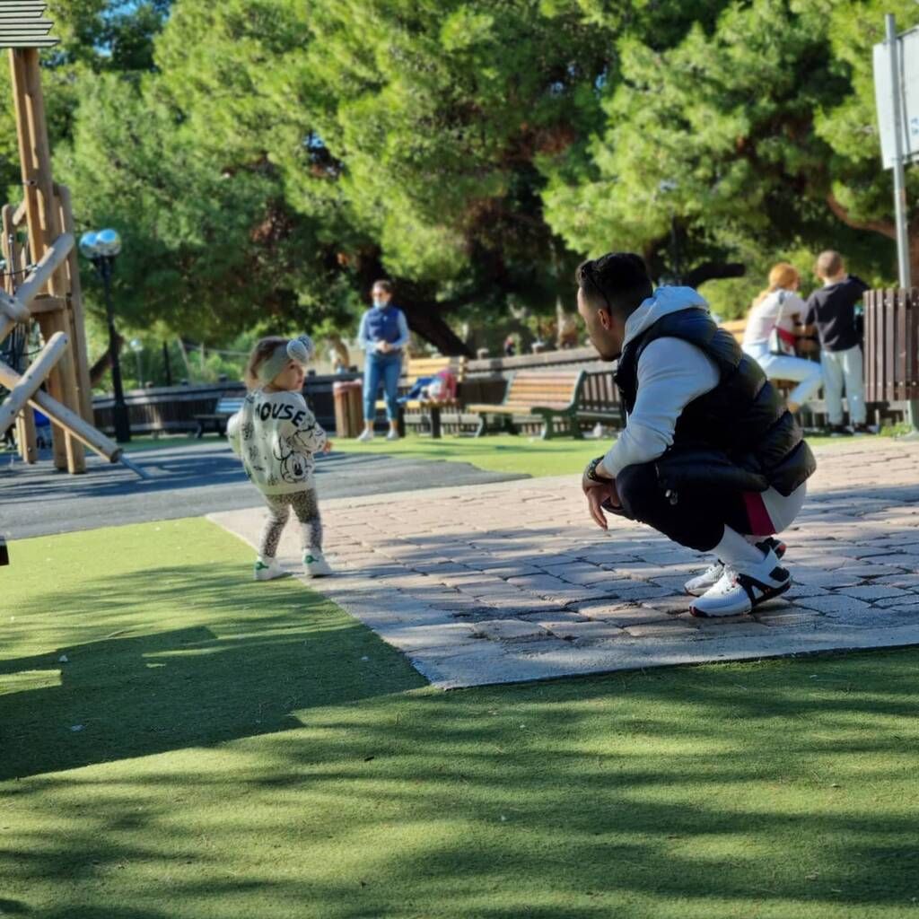 Λευτέρης Πετρούνιας: Ποζάρει με την κόρη του και η μικρή κλέβει τις εντυπώσεις με το ντύσιμό της 