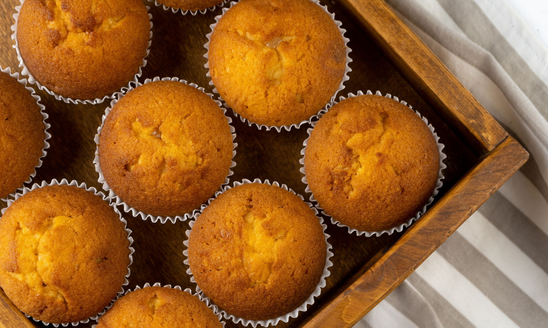 Συνταγή για αφράτα cupcakes χωρίς αυγά, γάλα και βούτυρο (vid)