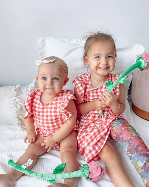 Μία ακόμα φωτογραφία με τις δύο αδερφές που φορούν παρόμοια ρούχα / Πηγή φωτογραφίας: Instagram @lifewith.mygirls