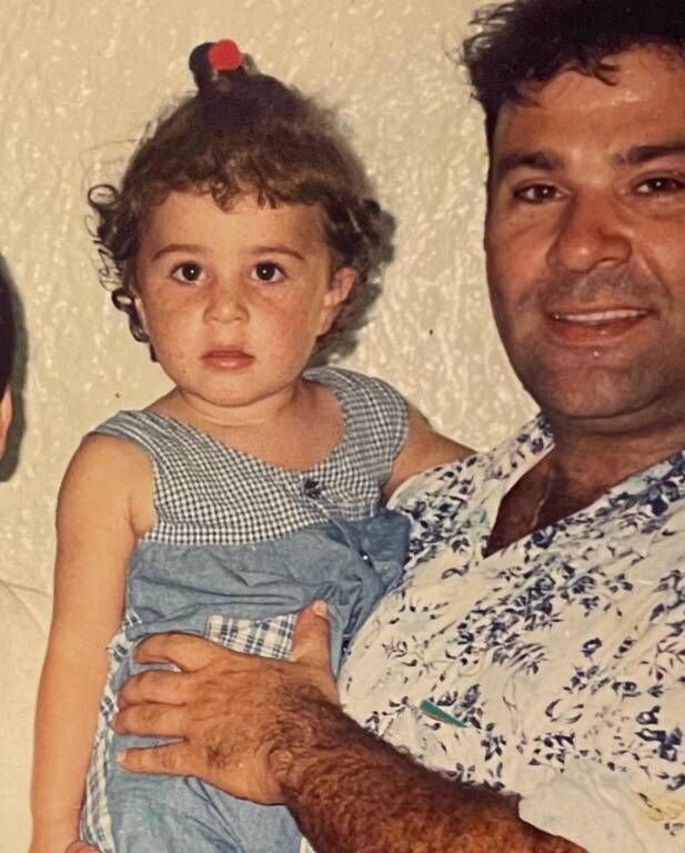 Η Χριστιάνα έχει σπουδάσει στη νομική.