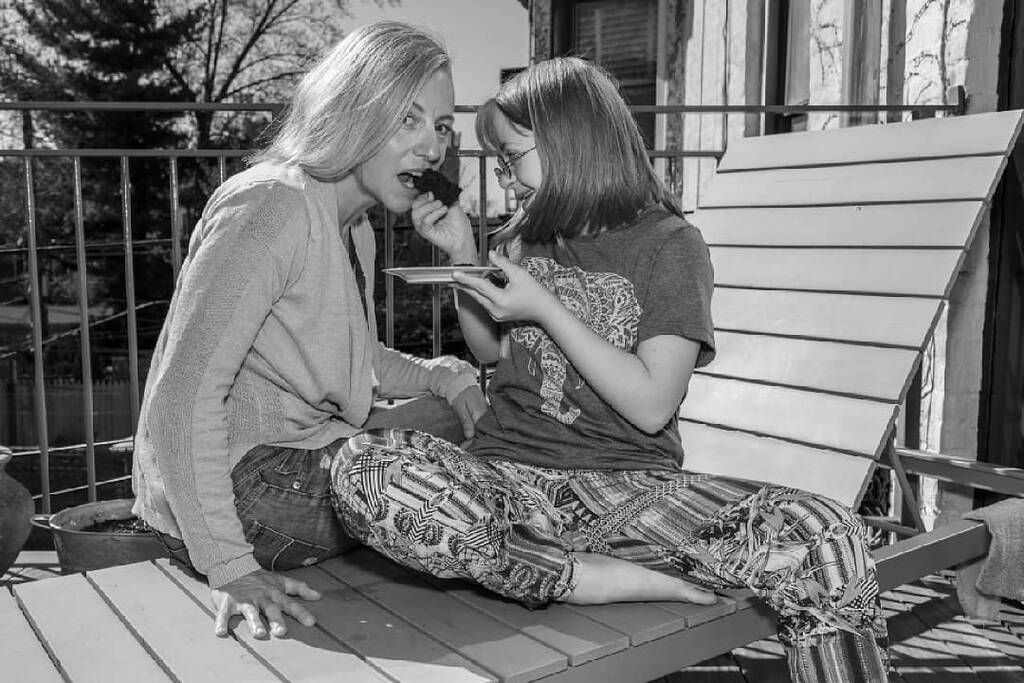 Η Lulu και η Αννα τρώνε το γλυκό τους στην αυλή - Πηγή φωτογραφίας: Instagram / annaaudegrevenitis