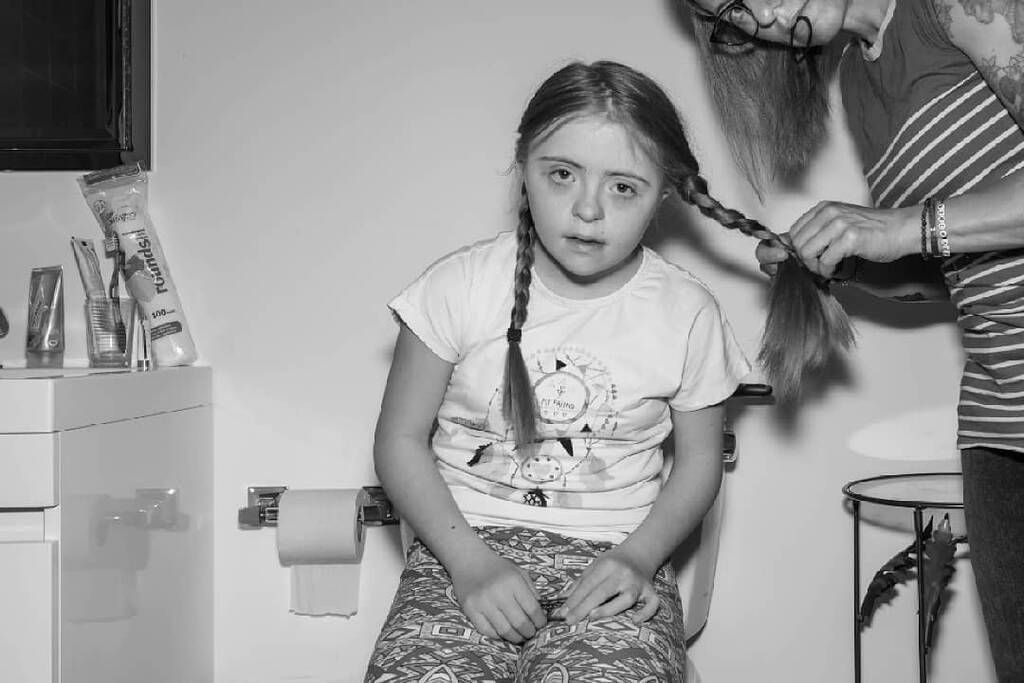 Η Anna κάνει κοτσίδες τα μαλλιά της κόρης της - Πηγή φωτογραφίας: Instagram / annaaudegrevenitis