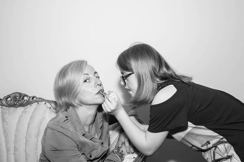 Η Lulu  βάφει την μαμά της - Πηγή φωτογραφίας: Instagram / annaaudegrevenitis