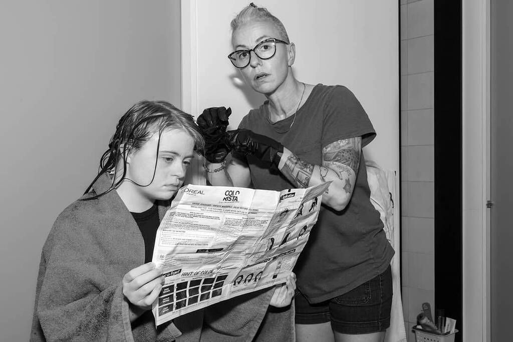 Η Anna χτενίζει τα μαλλιά της κόρης της μετά το μπάνιο - Πηγή φωτογραφίας: Instagram / annaaudegrevenitis