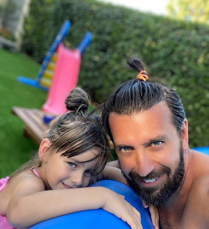 Στη δεύτερη φωτογραφία μπαμπάς και κόρη έχουν το ίδιο χτένισμα.