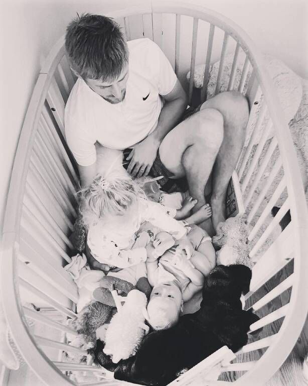 Μπαμπάς εν δράσει - Ο σύζυγος της Cassie μέσα στην κούνια και με τα δύο του παιδιά.