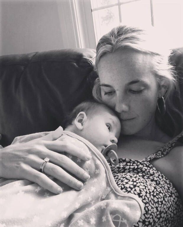 Μεσημεριανή σιέστα για μαμά και κόρη