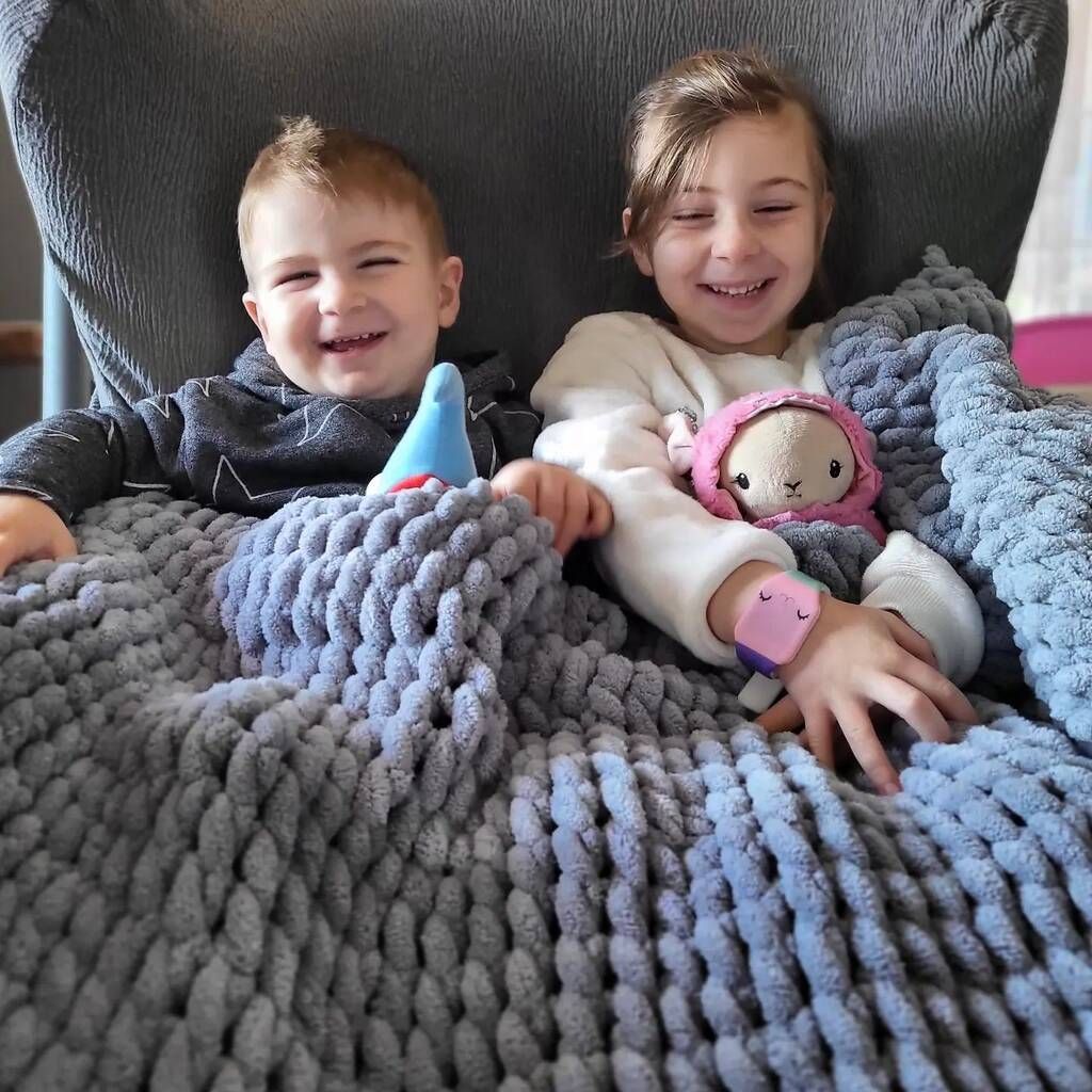 Τα δύο αγαπημένα αδέρφια χουχουλιάζουν κάτω από τα σκεπάσματα για να ζεσταθούν.