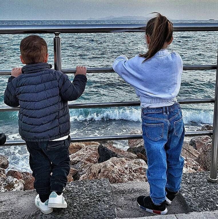 Τα παιδιά του Γιάννη Βαρδή και της Νατάσσας Σκαφιδά, ατενίζουν τη θάλασσα