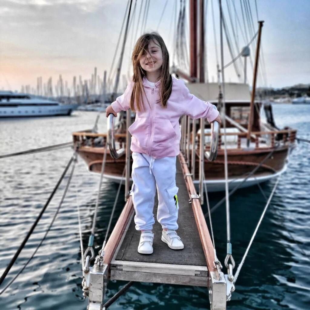 Η μικρή Κατερίνα ποζάρει στη μαμά της.