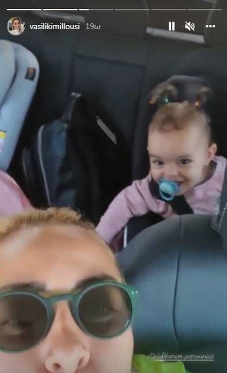 ...ενώ η μικρή Λένια χζαμογελάσει στον φακό της μαμάς της.