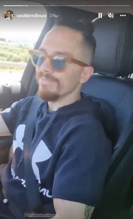 Ο Λευτέρης Πετρούνιας στο τιμόνι καθ' οδόν για τον προοριμσό τους.