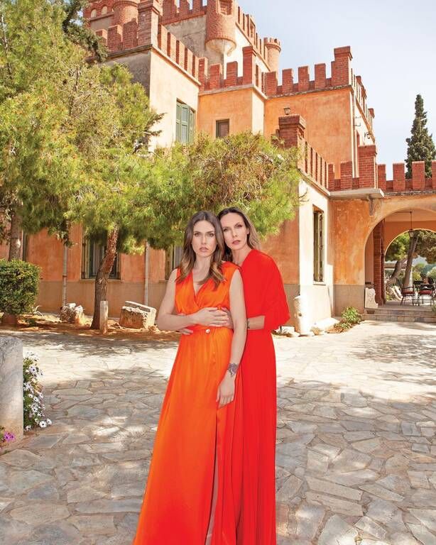 Μαμά και κόρη ποζάρουν για γνωστό περιοδικο΄.