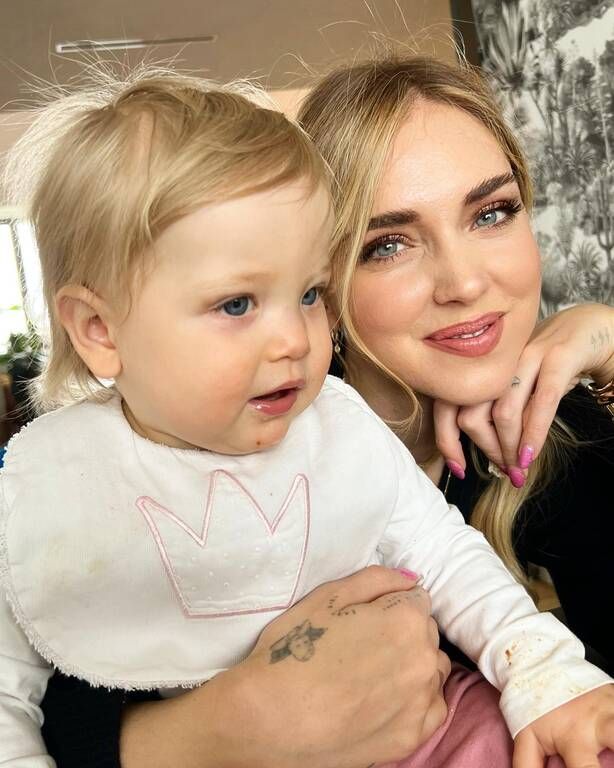 Bλέπετε ομοιότητες μαμάς και κόρης;