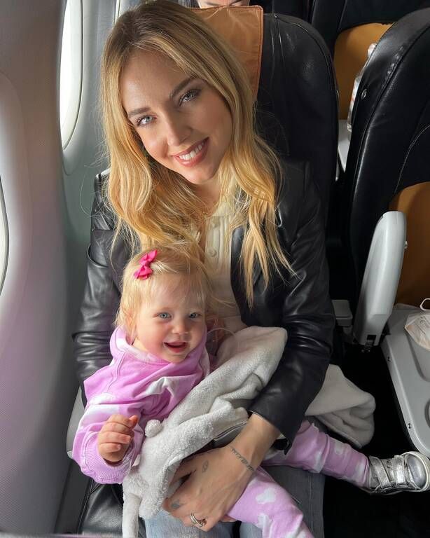 Μαμά και κόρη ταξιδεύουν.