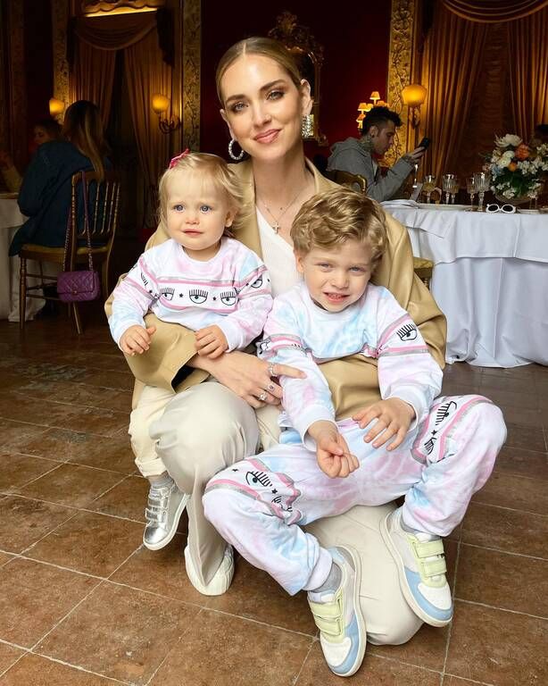 H ευτυχισμένη μαμά ποζάρει στο φακό με τα αγγελούδια της.