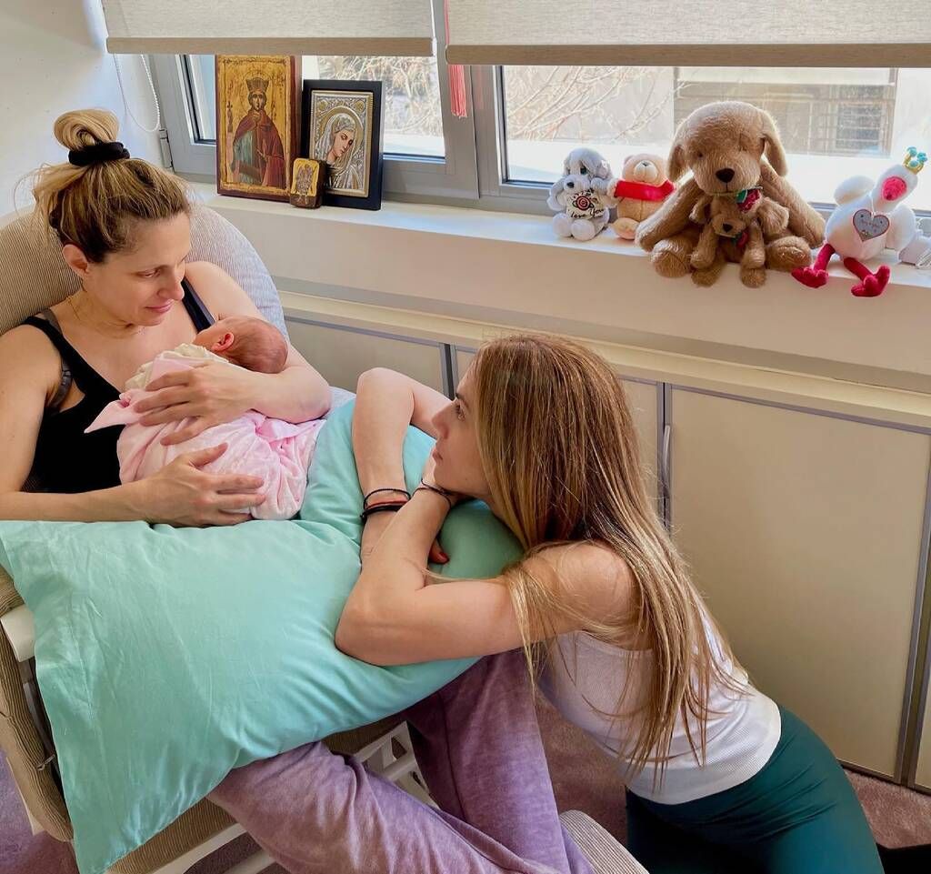 "Άστην να κοιμηθεί, και όταν θα ξυπνήσει θα κουνήσει ως και βουνά", σχολίασε η περήφανη θεία.