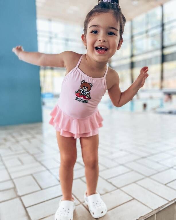 Ολόσωμο μαγιό με ενσωματωμένο φουστάκι σε ροζ παστέλ απόχρωση. Η χαρά της μικρής που θα πάει στο κολυμβητήριο δεν κρύβεται.