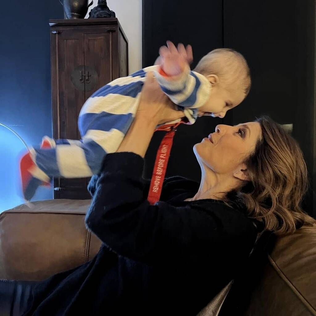 Η ευτυχία είναι ζωγραφισμένη στο πρόσωπο της δημοσιογράφου κάθε φορά που κρατά στην αγκαλιά της τον εγγονό της.