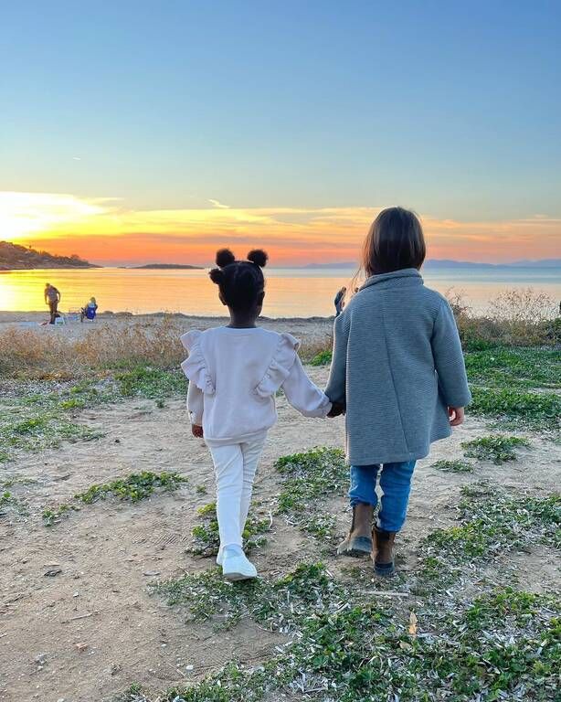 Η κόρη και η βαφτιστήρα είναι πολύ αγαπημένες.