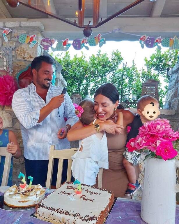 Φωτογραφία από τα τελευταία γενέθλια του Άρη Γούτου και της Μαίρης.