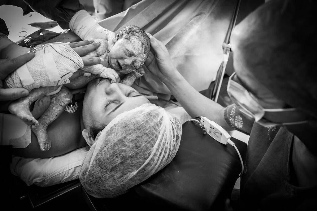 Μαμά δίνει στο μωρό της το πρώτο φιλί