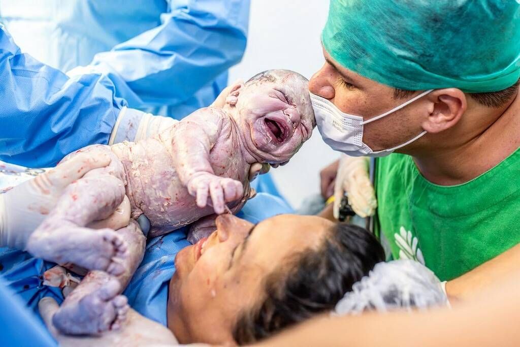 Γονείς βλέπουν για πρώτη φορά το νεογέννητο μωρό τους - Πηγή φωτογραφίας: Instagram / alessandracorveloni