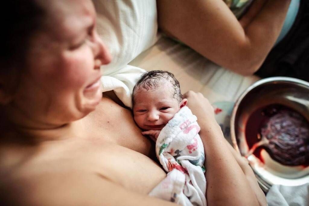 Μαμά κρατάει το μωρό της αγκαλιά και κλαίει από συγκίνηση - Πηγή φωτογραφίας: Instagram / monetnicolebirths