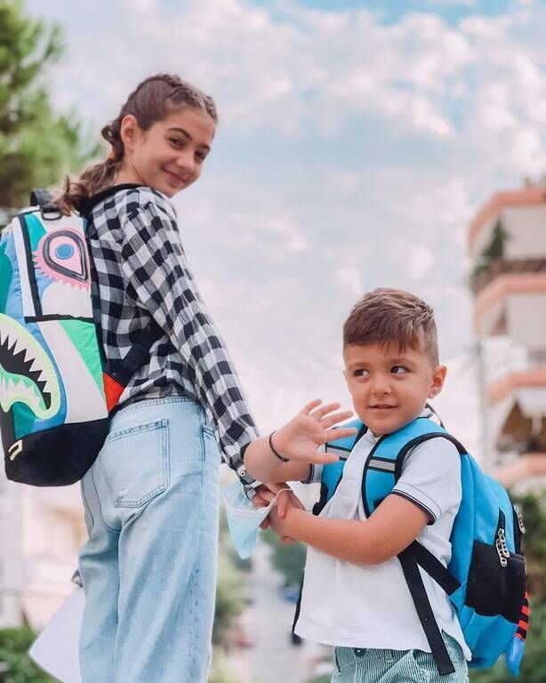 Το πονηρό βλέμμα του μικρού είναι αξιολάτρευτο.