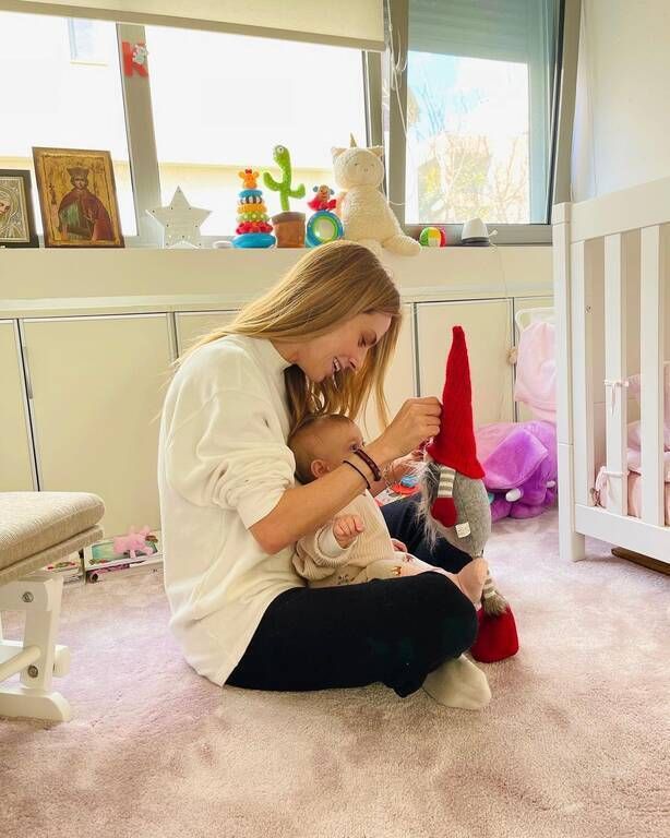 Θεία και ανιψιά παίζουν στο βρεφικό δωμάτιο.