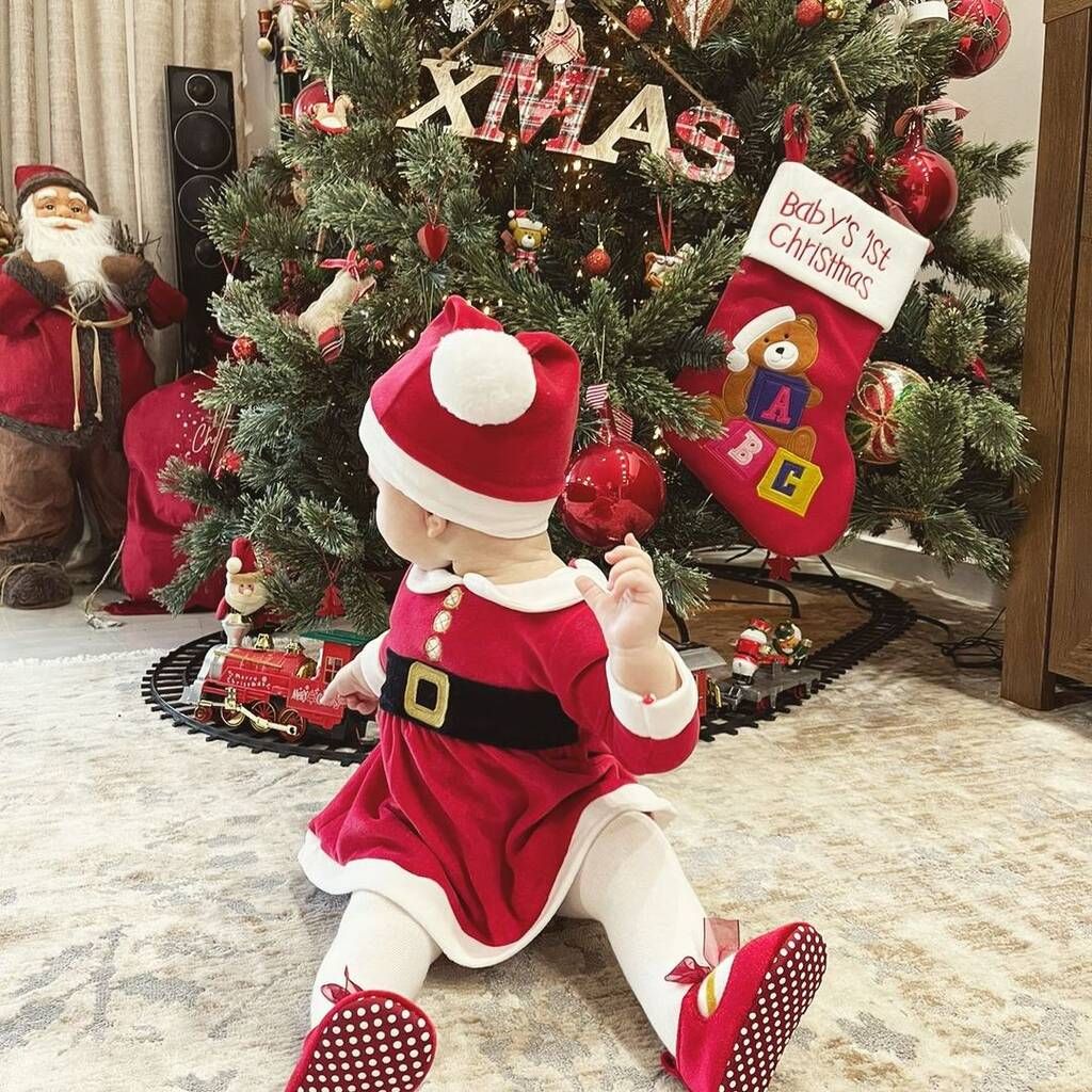 Τα περασμένη Χριστούγεννα, το ζευγάρι έντυσε την κόρη του Αγιοβασιλίτσα.