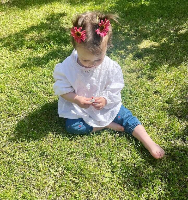 Η Ιωάννα έχει πια μεγαλώσει αρκετά και έχει τα χρώματα της μαμάς της. Αυτή είναι μία από τις πιο πρόσφατες φωτογαφίες της από τον περασμένο Μάιο.