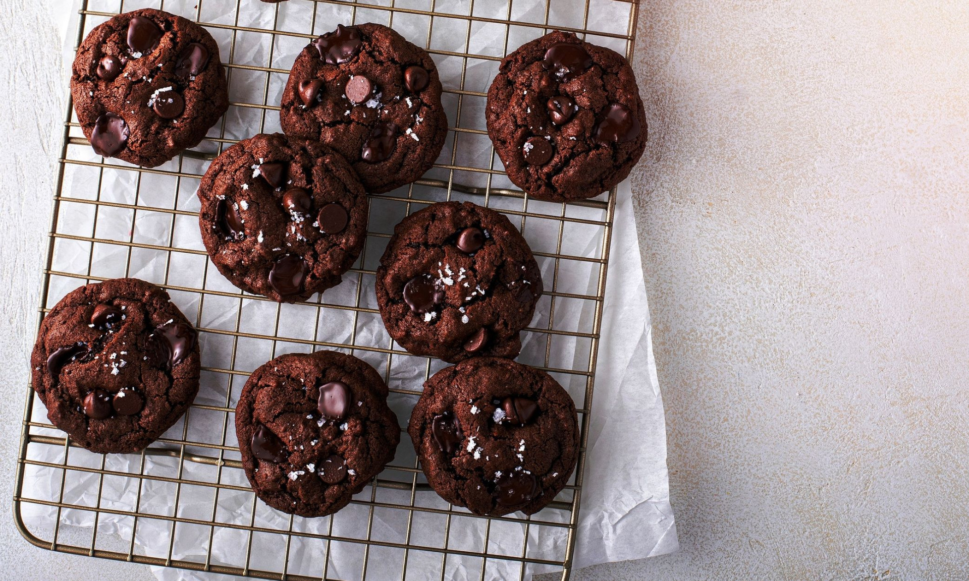 Νηστίσιμη συνταγή για soft cookies με κακάο και σταγόνες σοκολάτας