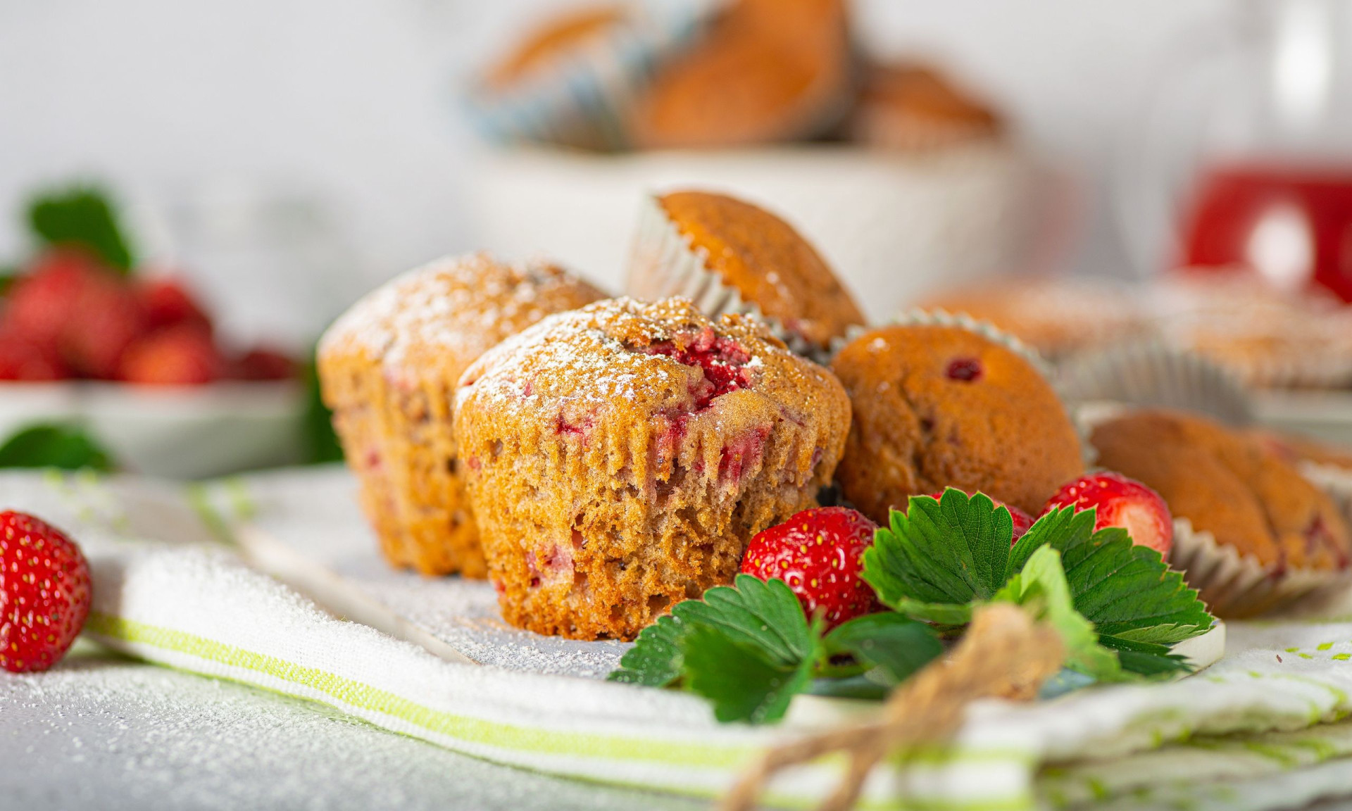 Υγιεινά muffins με μαύρη σοκολάτα και φράουλες - Εύκολη συνταγή χωρίς αυγά και βούτυρο