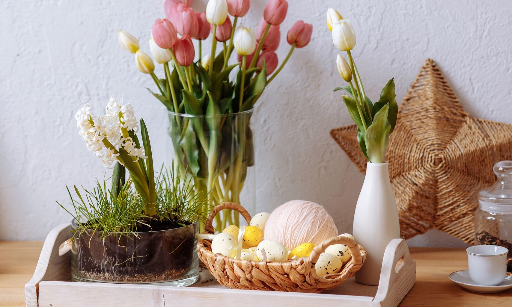Έχεις ξύλινο δίσκο; Πώς θα γίνει το καλύτερο πασχαλινό διακοσμητικό στο τραπεζάκι του σαλονιού