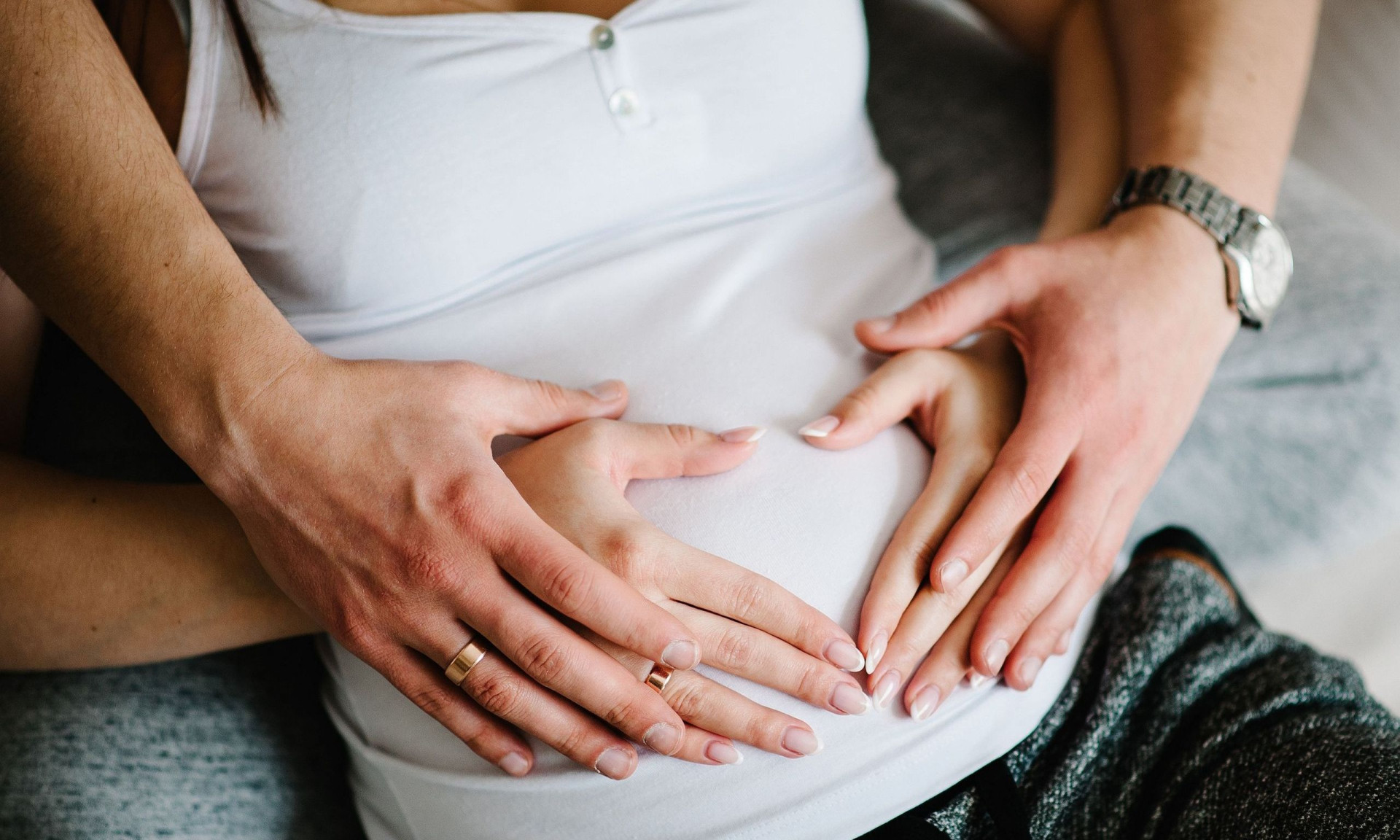 Τι σημαίνουν τα καφέ υγρά στην εγκυμοσύνη