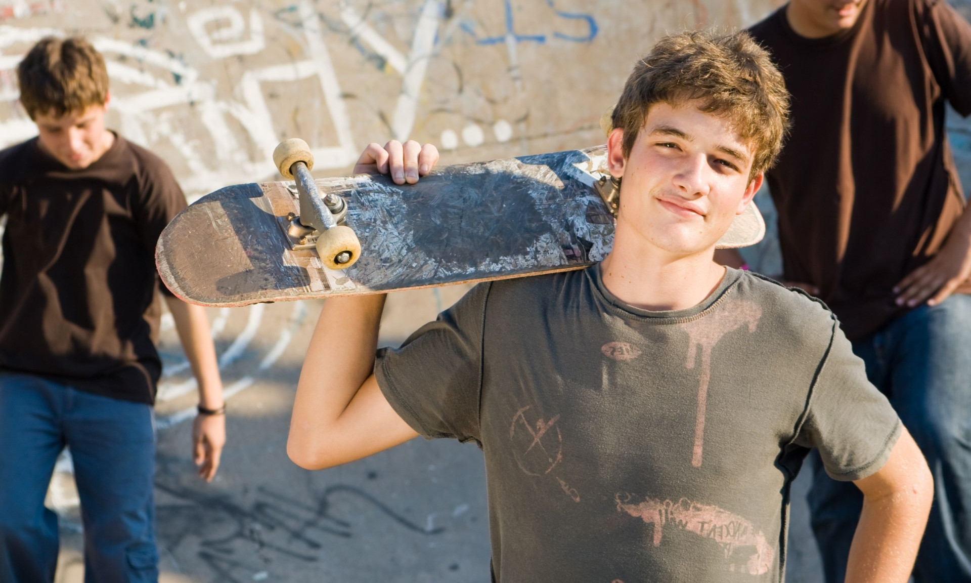 Οι γονείς που θέλουν να είναι κοντά στα έφηβα αγόρια τους κάνουν αυτά τα 4 πράγματα