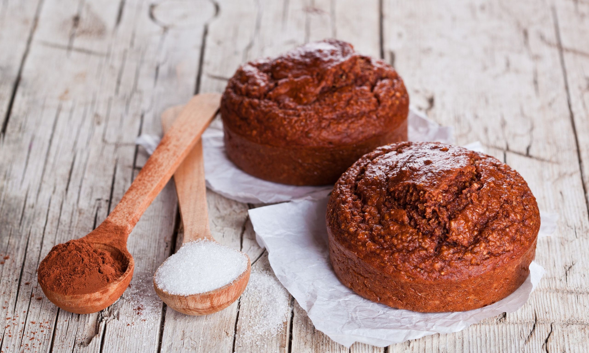 Προσθέστε άγλυκο κακάο σε νερό που βράζει και φτιάξτε τα πιο νόστιμα σοκολατένια ψωμάκια