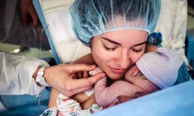 Τοκετός με καισαρική: Φωτογράφος και μαία δημοσιεύει απίθανα στιγμιότυπα